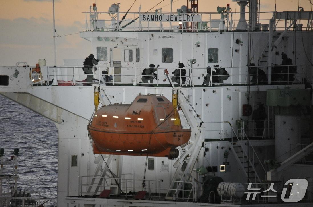 본문 이미지 - 2011년 아덴만 여명작전 당시 현장.(해군작전사령부 제공. 재판매 및 DB 금지)