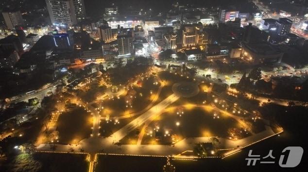 본문 이미지 - 전주덕진공원 야간 전경.(전주시 제공, 재판매 및 DB 금지)/뉴스1