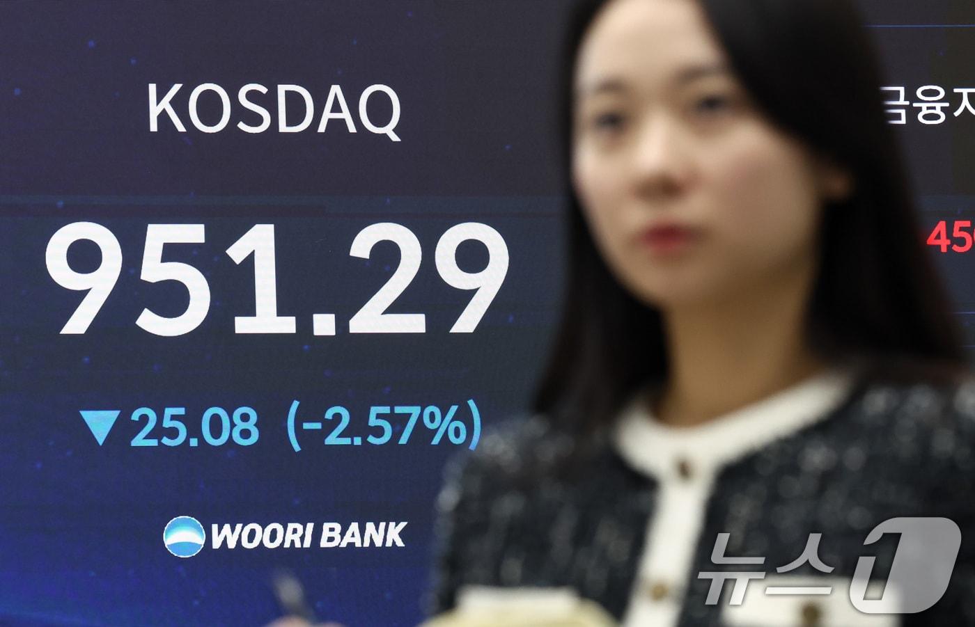 본문 이미지 - 21일 오후 서울 중구 우리은행 본점 딜링룸 전광판에 코스닥 지수가 표시돼 있다. 2026.1.21/뉴스1 ⓒ News1 최지환 기자