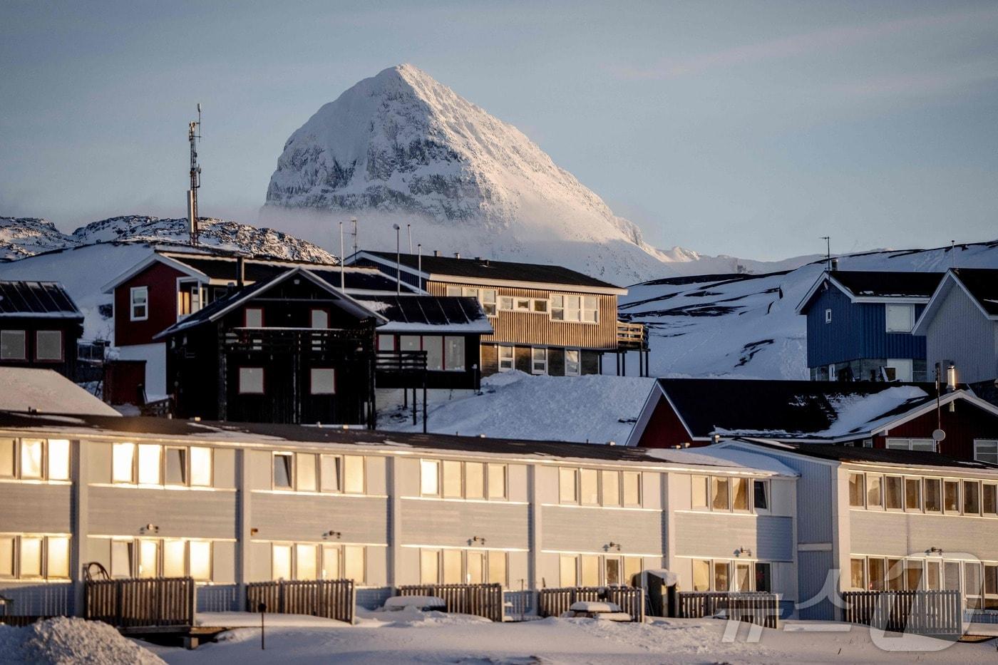 본문 이미지 - 20일(현지시간) 그린란드의 수도 누크의 모습이다. 현재 그린란드는 도널드 트럼프 미국 대통령의 합병 시도로 지정학적 관심의 중심에 서 있는 상황이다. 2026.01.20. ⓒ AFP=뉴스1 ⓒ News1 이정환 기자
