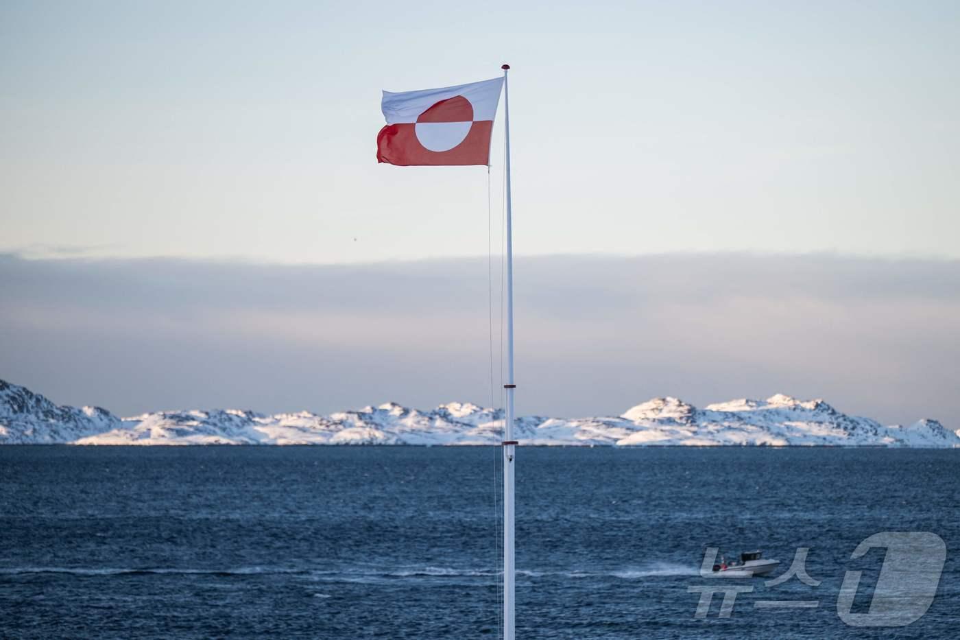 본문 이미지 - 20일(현지시간) 그린란드의 수도 누크 해안가에 그린란드 국기가 펄럭이고 있다. 2026.01.20. ⓒ AFP=뉴스1 ⓒ News1 이정환 기자