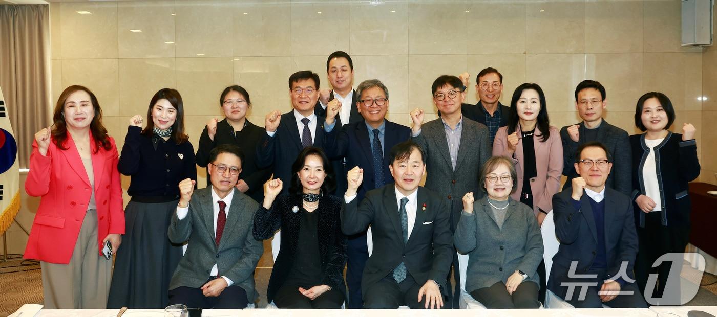 본문 이미지 - 보건복지부는 이형훈 제2차관이 21일 오전 10시 서울 중구 프레지던트호텔에서 첨단재생바이오 기업인들을 만나 애로사항과 정부 지원 필요사항을 들으며 첨단재생바이오 산업의 발전 방향을 논의했다고 밝혔다.(보건복지부 제공)