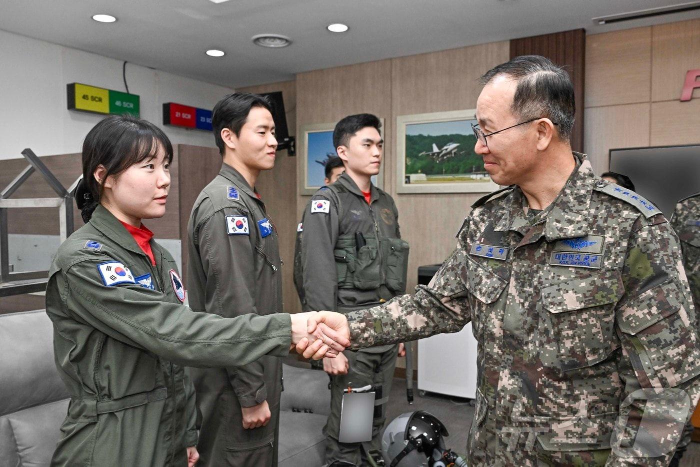 본문 이미지 - 손석락 공군참모총장이 원주기지를 방문해 군사대비태세를 점검하고 비상대기 조종자들을 격려하고 있다. (공군 제공. 재판매 및 DB 금지) 2026.1.21/뉴스1
