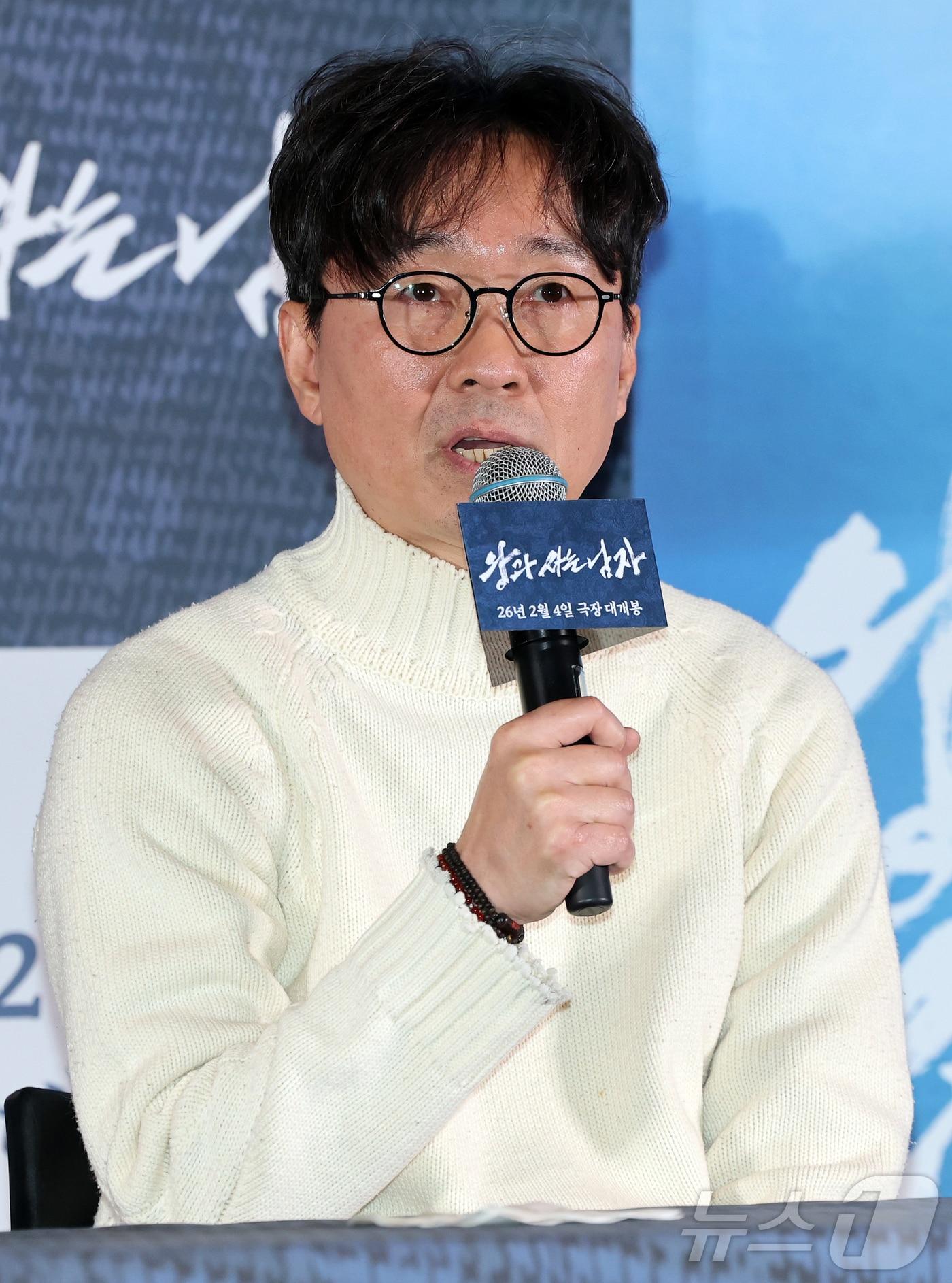 본문 이미지 - 장항준 감독이 21일 오후 서울 강남구 코엑스 메가박스점에서 열린 영화 ‘왕과 사는 남자’ 기자간담회에서 인사말을 하고 있다. '왕과 사는 남자'는 1457년 청령포, 마을의 부흥을 위해 유배지를 자처한 촌장과 왕위에서 쫓겨나 유배된 어린 선왕의 이야기로, 내달 4일 개봉한다. 2026.1.21/뉴스1 ⓒ News1 김진환 기자