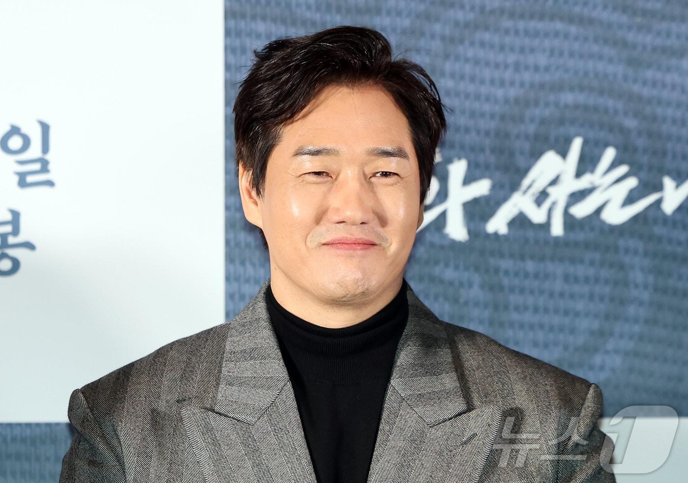 본문 이미지 - 배우 유지태가 21일 오후 서울 강남구 코엑스 메가박스점에서 열린 영화 ‘왕과 사는 남자’ 기자간담회에서 미소를 짓고 있다. '왕과 사는 남자'는 1457년 청령포, 마을의 부흥을 위해 유배지를 자처한 촌장과 왕위에서 쫓겨나 유배된 어린 선왕의 이야기로, 내달 4일 개봉한다. 2026.1.21/뉴스1 ⓒ News1 김진환 기자