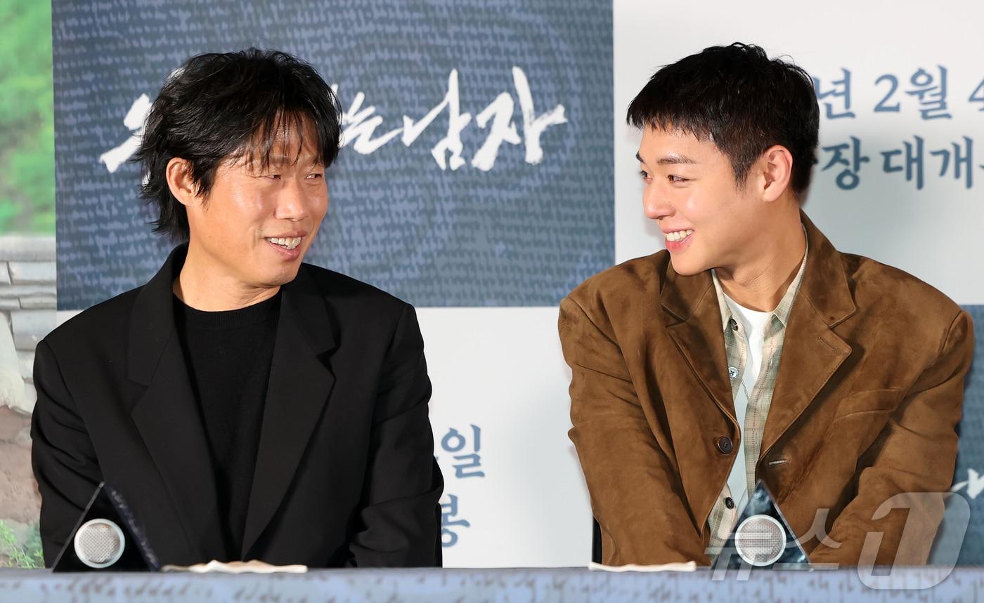 본문 이미지 - 배우 유해진과 박지훈(오른쪽)이 21일 오후 서울 강남구 코엑스 메가박스점에서 열린 영화 ‘왕과 사는 남자’ 기자간담회에서 웃으며 대화를 나누고 있다. '왕과 사는 남자'는 1457년 청령포, 마을의 부흥을 위해 유배지를 자처한 촌장과 왕위에서 쫓겨나 유배된 어린 선왕의 이야기로, 내달 4일 개봉한다. 2026.1.21/뉴스1 ⓒ News1 김진환 기자