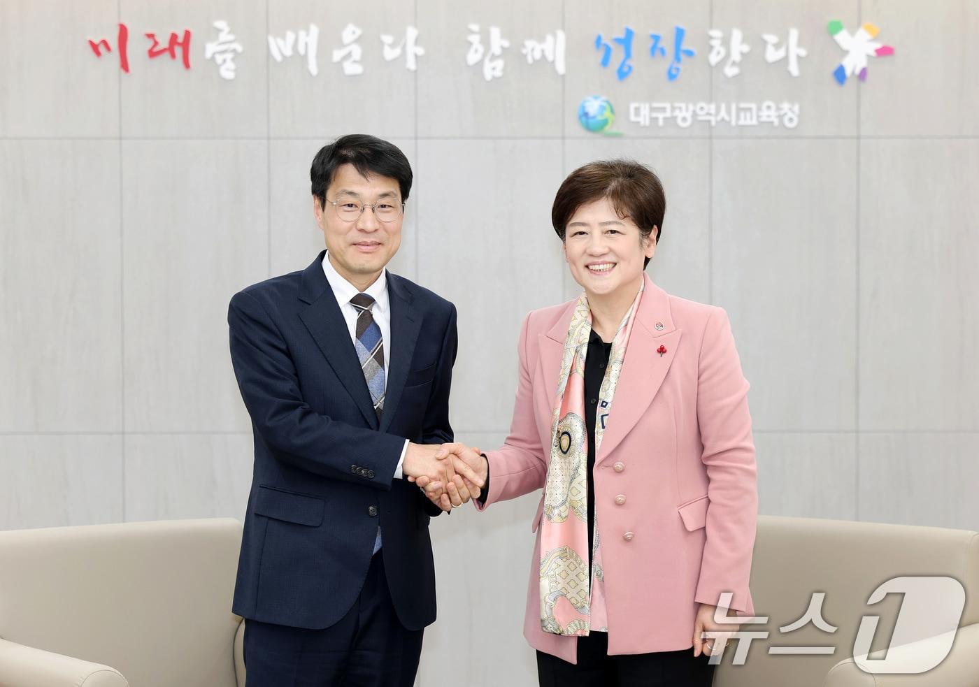 본문 이미지 - 강은희 대구교육감이 지난 21일 오후 대구교육청을 찾은 김정기 대구시장 권한대행과 만나 대구경북 행정통합 논의에 앞서 악수하고 있다. (대구교육청 제공. 재판매 및 DB 금지) 2026.1.21/뉴스1 ⓒ News1 공정식 기자