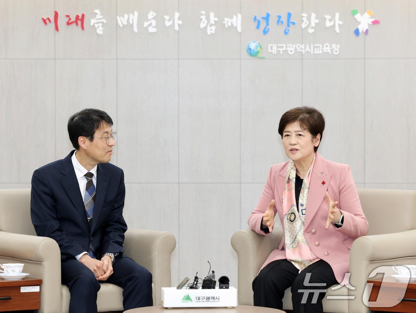 본문 이미지 - 강은희 대구교육감(오른쪽)이 21일 오후 대구 수성구 대구교육청에서 김정기 대구시장 권한대행 행정부시장과 만나 대구경북 행정통합에 대해 논의하고 있다. (대구교육청 제공. 재판매 및 DB 금지) 2026.1.21/뉴스1 ⓒ News1 공정식 기자