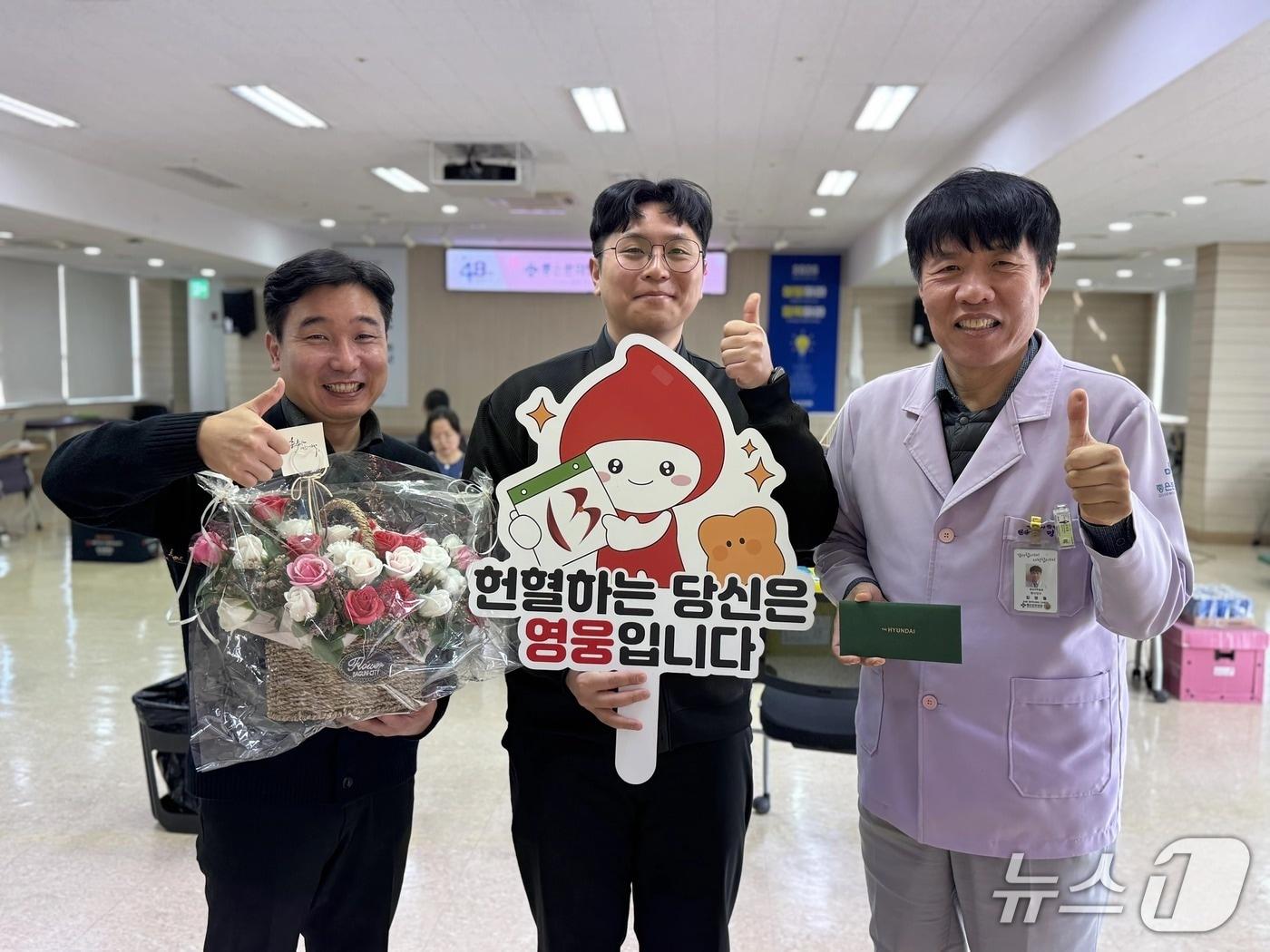 본문 이미지 - 좋은문화병원 조종욱 씨가 120회 헌혈을 하고 기념 촬영하고 있다.(좋은문화병원 제공. 재판매 및 DB금지)