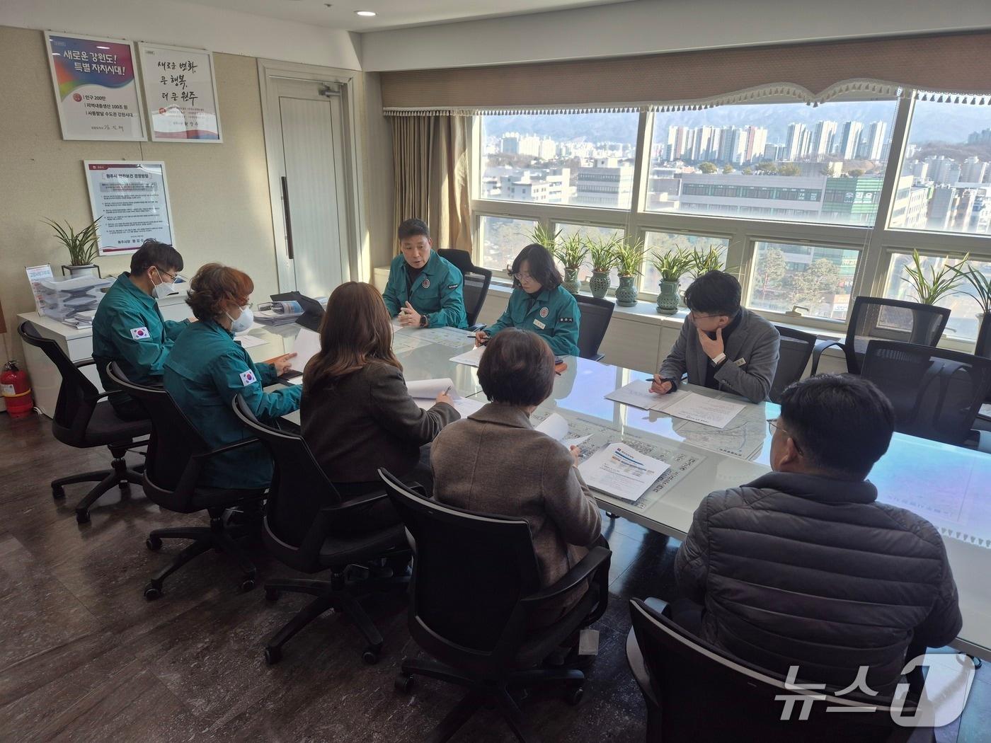 본문 이미지 - 강원 원주시 호저면 원주천 인근에서 발견된 야생조류 폐사체에서 고병원성 조류인플루엔자(AI) 바이러스가 검출된 가운데, 원주시가 21일 김문기 부시장 주재로 상황판단회의를 열고 있다. (원주시 제공. 재판매 및 DB금지) 2026.1.21/뉴스1