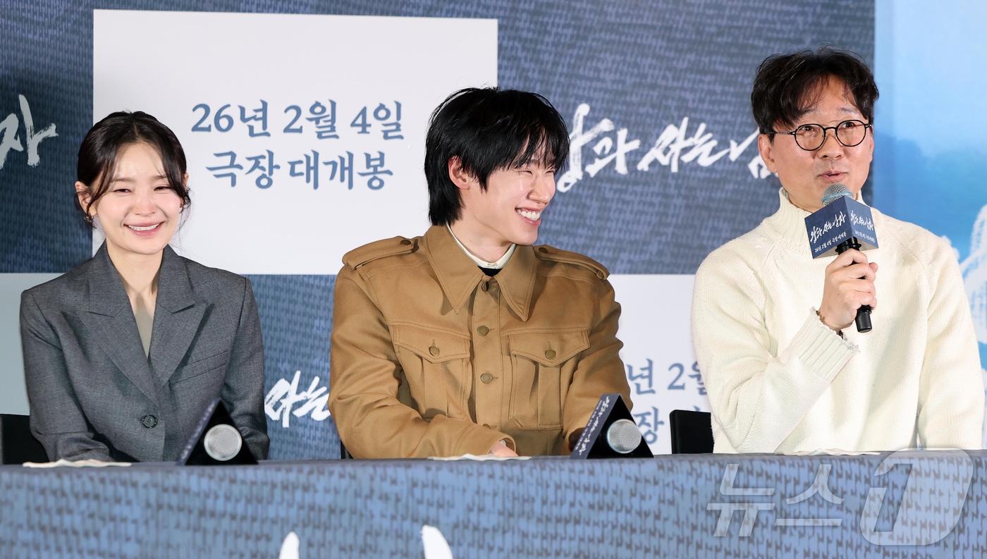 본문 이미지 - 배우 김민이 21일 오후 서울 강남구 코엑스 메가박스점에서 열린 영화 ‘왕과 사는 남자’ 기자간담회에서 장항준 감독(오른쪽)의 캐스팅 비화 설명 중 환하게 웃고 있다. '왕과 사는 남자'는 1457년 청령포, 마을의 부흥을 위해 유배지를 자처한 촌장과 왕위에서 쫓겨나 유배된 어린 선왕의 이야기로, 내달 4일 개봉한다. 2026.1.21 ⓒ 뉴스1 김진환 기자