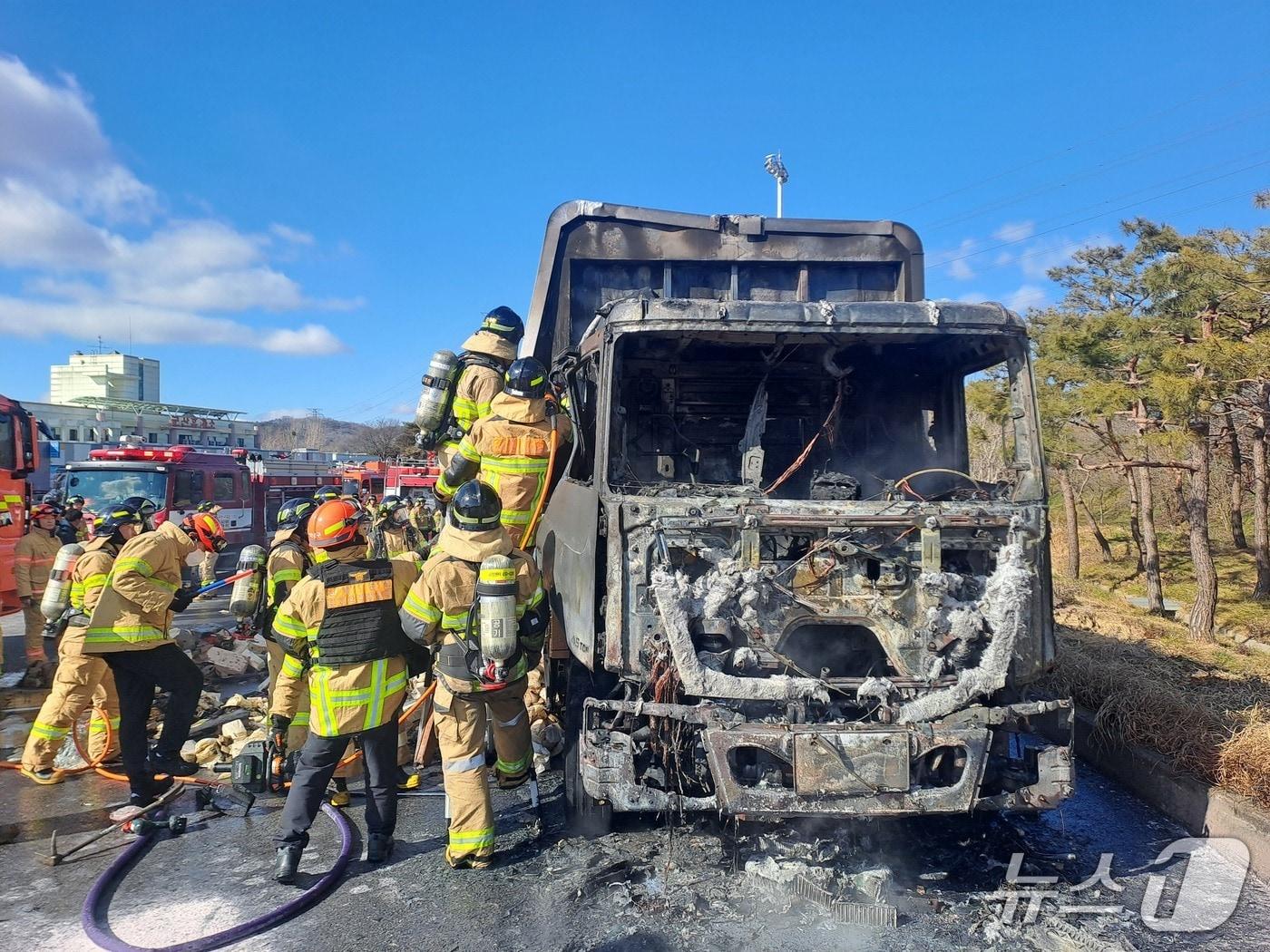 본문 이미지 - 화재 현장 모습.(전북 소방 제공. 재판매 및 DB 금지)