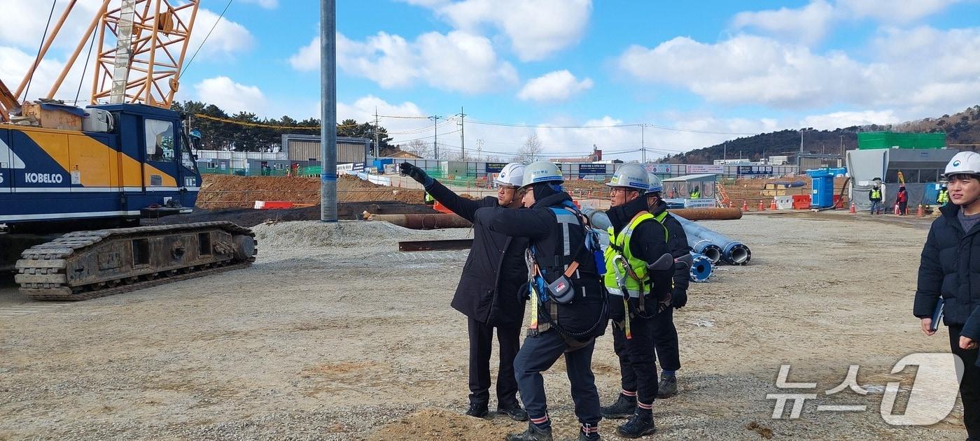 본문 이미지 - 고용노동부 서산지청 관계자는 서산시 예천동에 위치한 ‘트리븐 서산 공동주택 신축공사’ 현장을 찾아 한파 대응 안전조치 이행 여부를 점검하고 있다.(서산지청 제공. 재판매 및 DB금지)2026.1.21/뉴스1