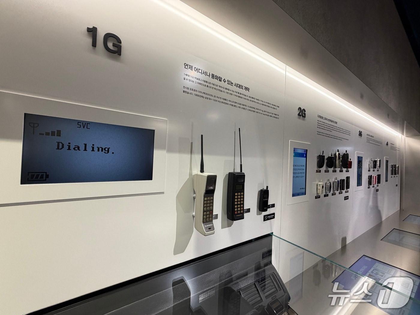 본문 이미지 - KT 온마루에 1세대 아날로그 이동통신 단말부터 3G, 4G 스마트폰까지 휴대전화가 시간 순으로 나란히 걸려있다. 2026.01.21/뉴스1