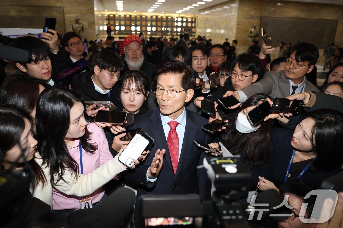 본문 이미지 - 김문수 전 고용노동부 장관이 21일 오후 서울 여의도 국회 로텐더 홀에서 단식 중인 장동혁 국민의힘 대표를 만난 후 취재진 질문에 답하고 있다. 2026.1.21 ⓒ 뉴스1 이승배 기자