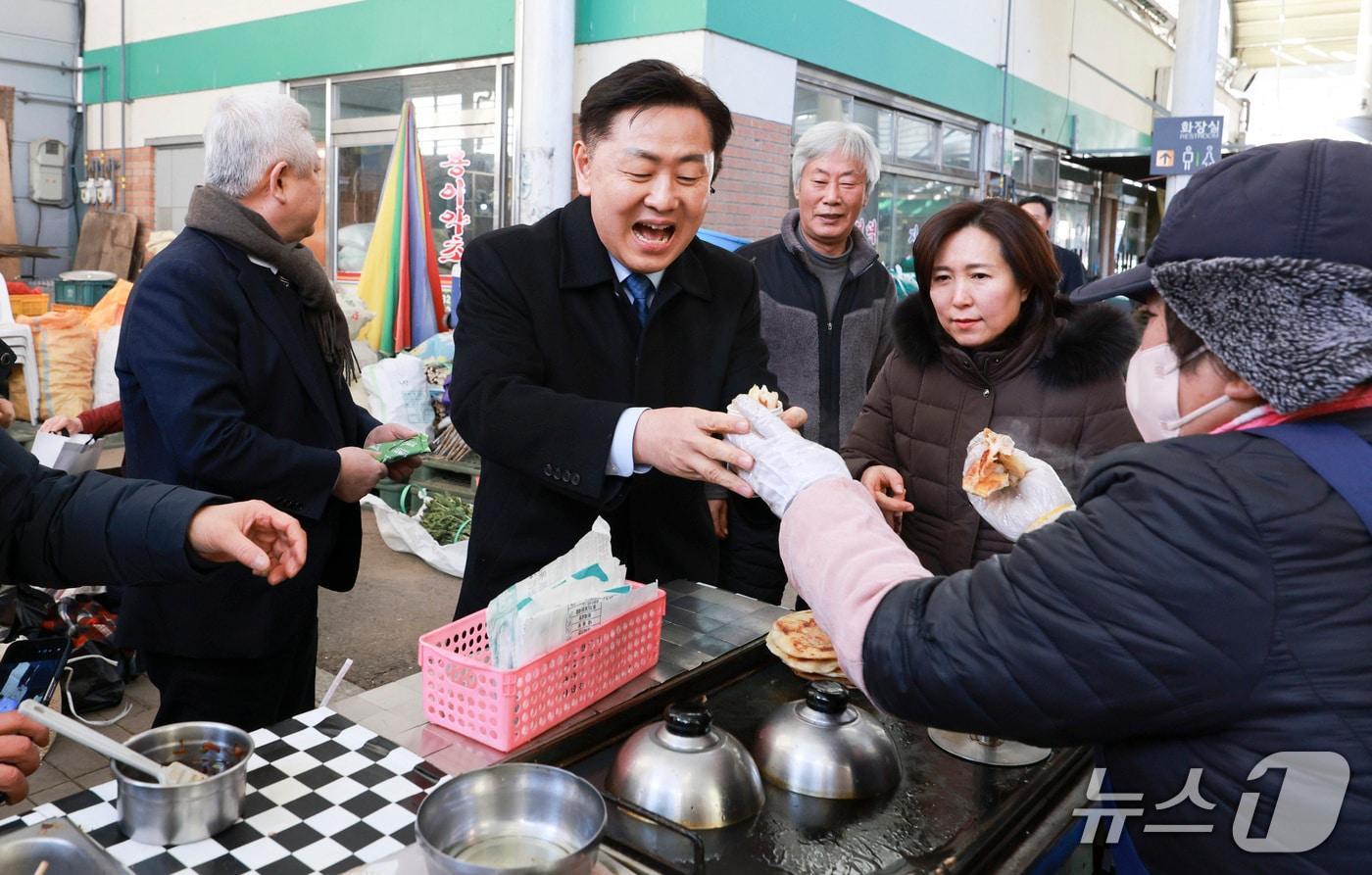 본문 이미지 - 21일 무주군을 방문한 김관영 전북도지사가 전통시장에서 군민들과 소통의 시간을 갖고 있다.(전북도 제공. 재판매 및 DB금지)/뉴스1 