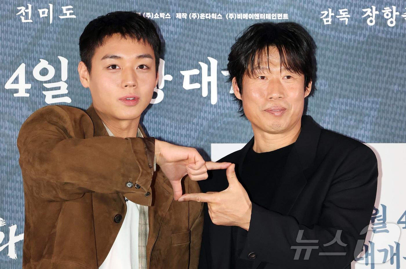 본문 이미지 - 배우 박지훈과 유해진이 21일 오후 서울 강남구 코엑스 메가박스점에서 열린 영화 ‘왕과 사는 남자’ 기자간담회에서 포즈를 취하고 있다. '왕과 사는 남자'는 1457년 청령포, 마을의 부흥을 위해 유배지를 자처한 촌장과 왕위에서 쫓겨나 유배된 어린 선왕의 이야기로, 내달 4일 개봉한다. 2026.1.21/뉴스1 ⓒ News1 김진환 기자