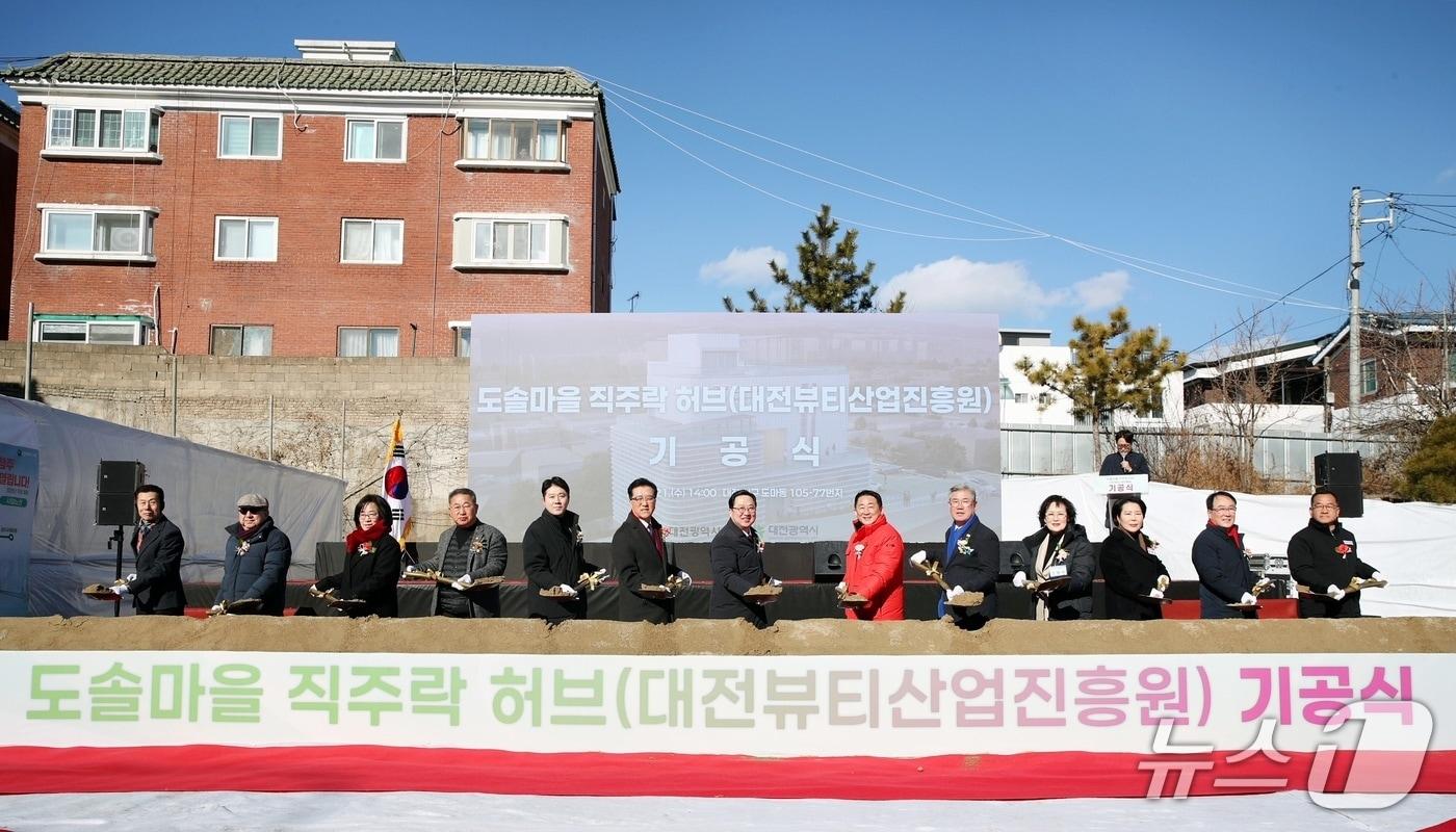 본문 이미지 - 도솔마을 직주락 허브 기공식에서 시삽을 하고 있다.(서구 제공. 재판매 및 DB금지)/뉴스1