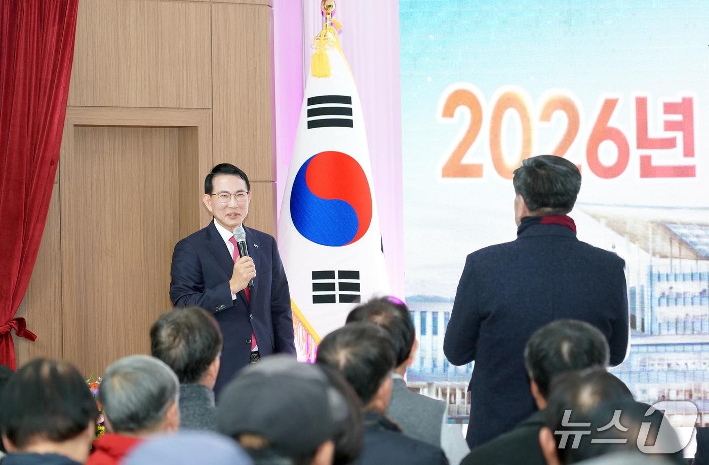 본문 이미지 - 21일 오전 수석동 주민자치센터에서 주민들과 소통하는 이완섭 서산시장(서산시 제공. 재판매 및 DB금지)2026.1.21/뉴스1