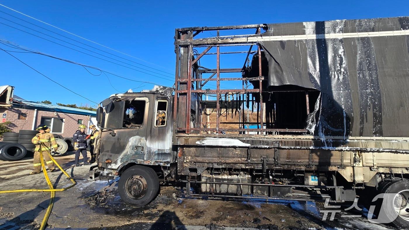 본문 이미지 - 21일 울산 북구 중산동에서 트럭 화재가 발생했다.(울산소방 제공. 재판매 및 DB금지)/뉴스1