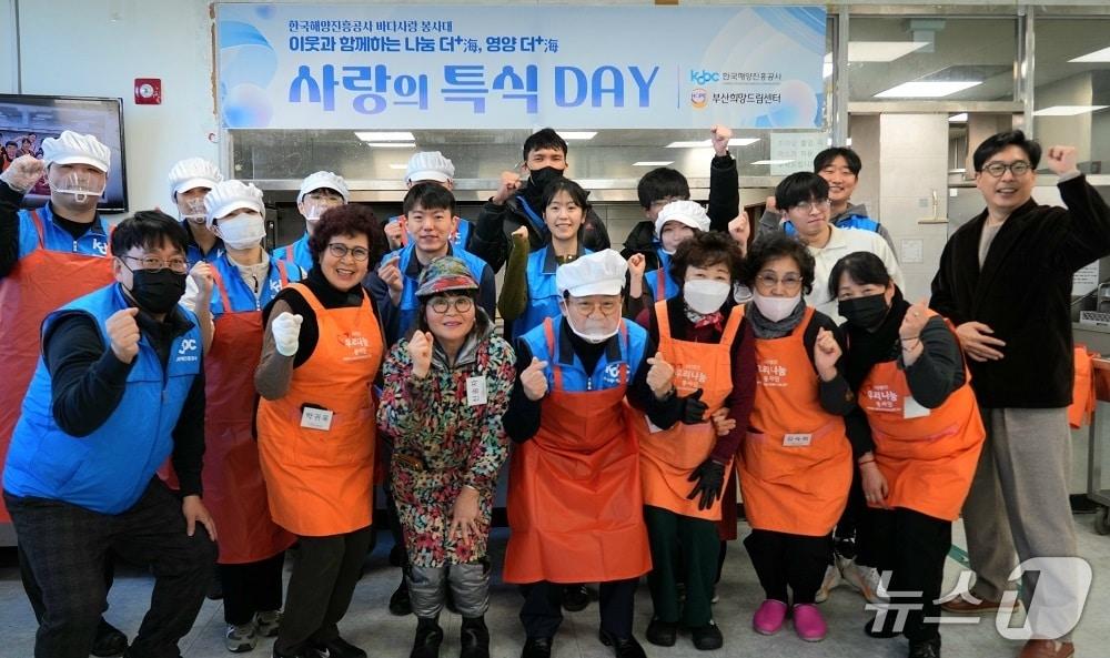 본문 이미지 - 해진공은 21일 지역 노숙인에게 전복삼계탕 등을 대접했다. (해진공 제공. 재판매 및 DB금지)
