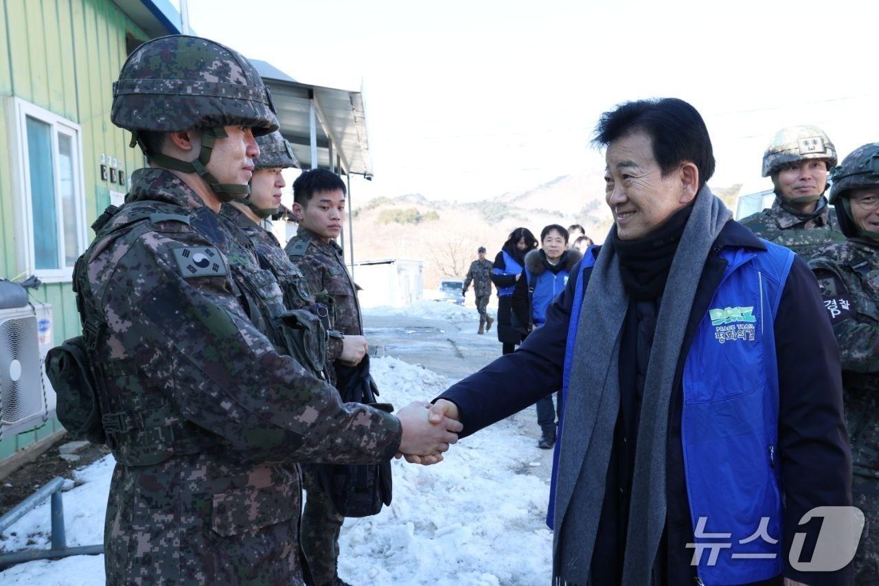 본문 이미지 - 정동영 통일부 장관이 21일 'DMZ 평화의 길'을 방문해 최전방 22사단 장병들을 격려하는 모습 (통일부 제공)