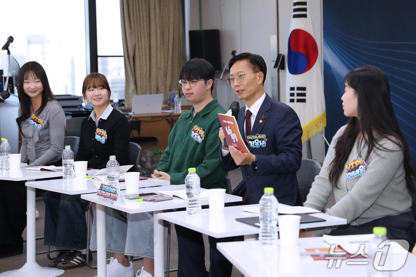 본문 이미지 - 김용선 지식재산처장(왼쪽 4번째)이 청년들의 질의에 대해 답변하고 있다.(지식재산처 제공.재판매 및 DB 금지)/뉴스1