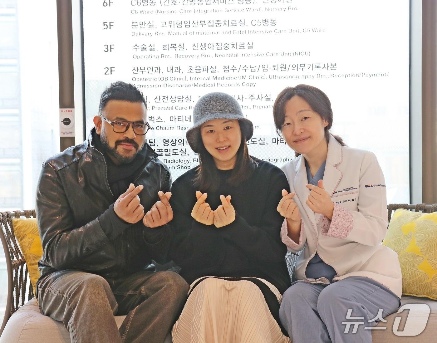 본문 이미지 - 럭키 부부 (왼쪽)와 주치의 박희진 강남차여성병원 교수(강남차여성병원 제공)