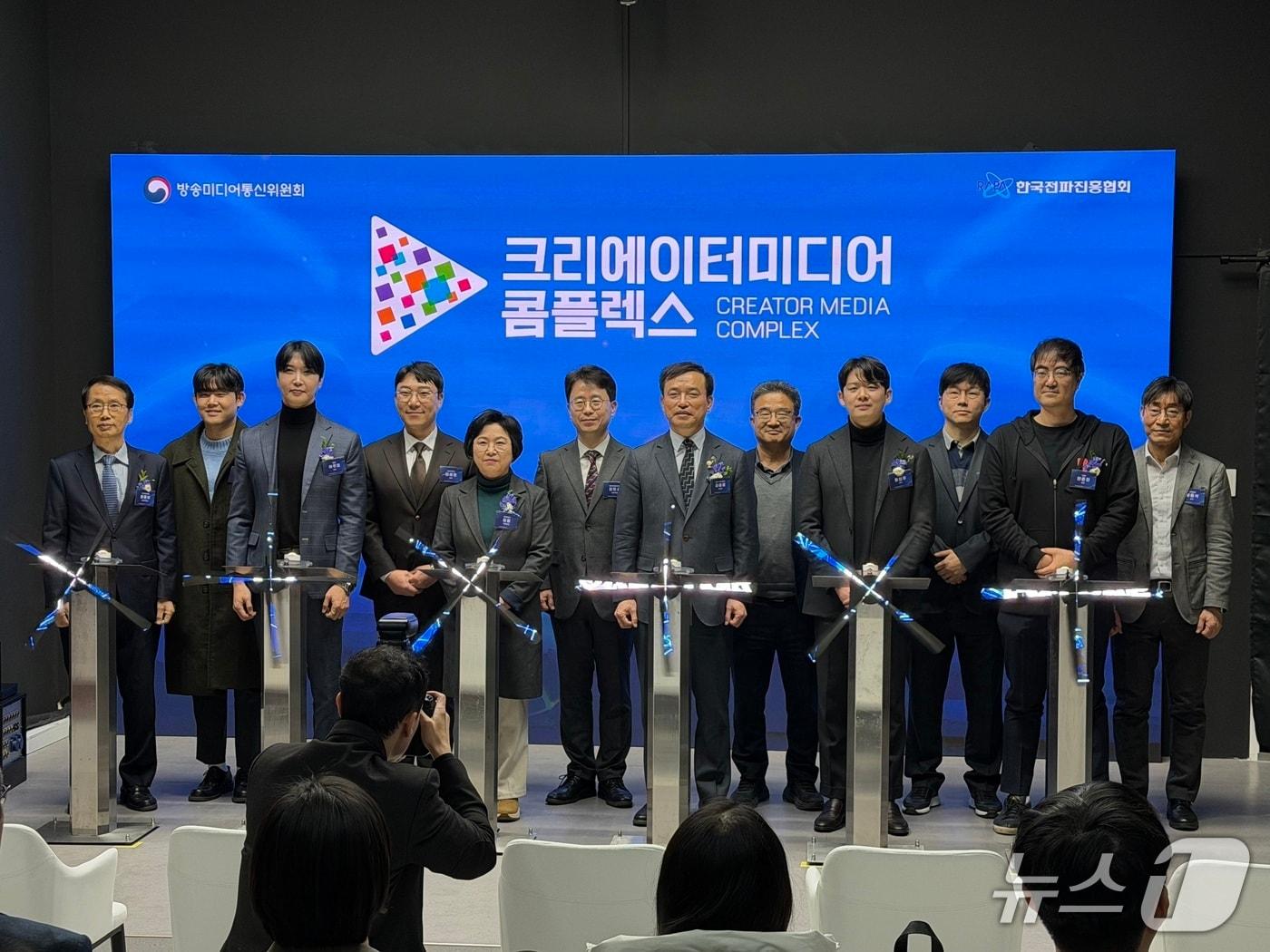 본문 이미지 - 김종철 방송미디어통신위원회 위원장은 21일 서울 마곡에서 '크리에이터미디어 콤플렉스' 이전 개소식 및 청년 미디어 창업 활성화를 위한 현장 소통 간담회를 열었다. 2026.1.21/뉴스1 ⓒ News1 이기범 기자