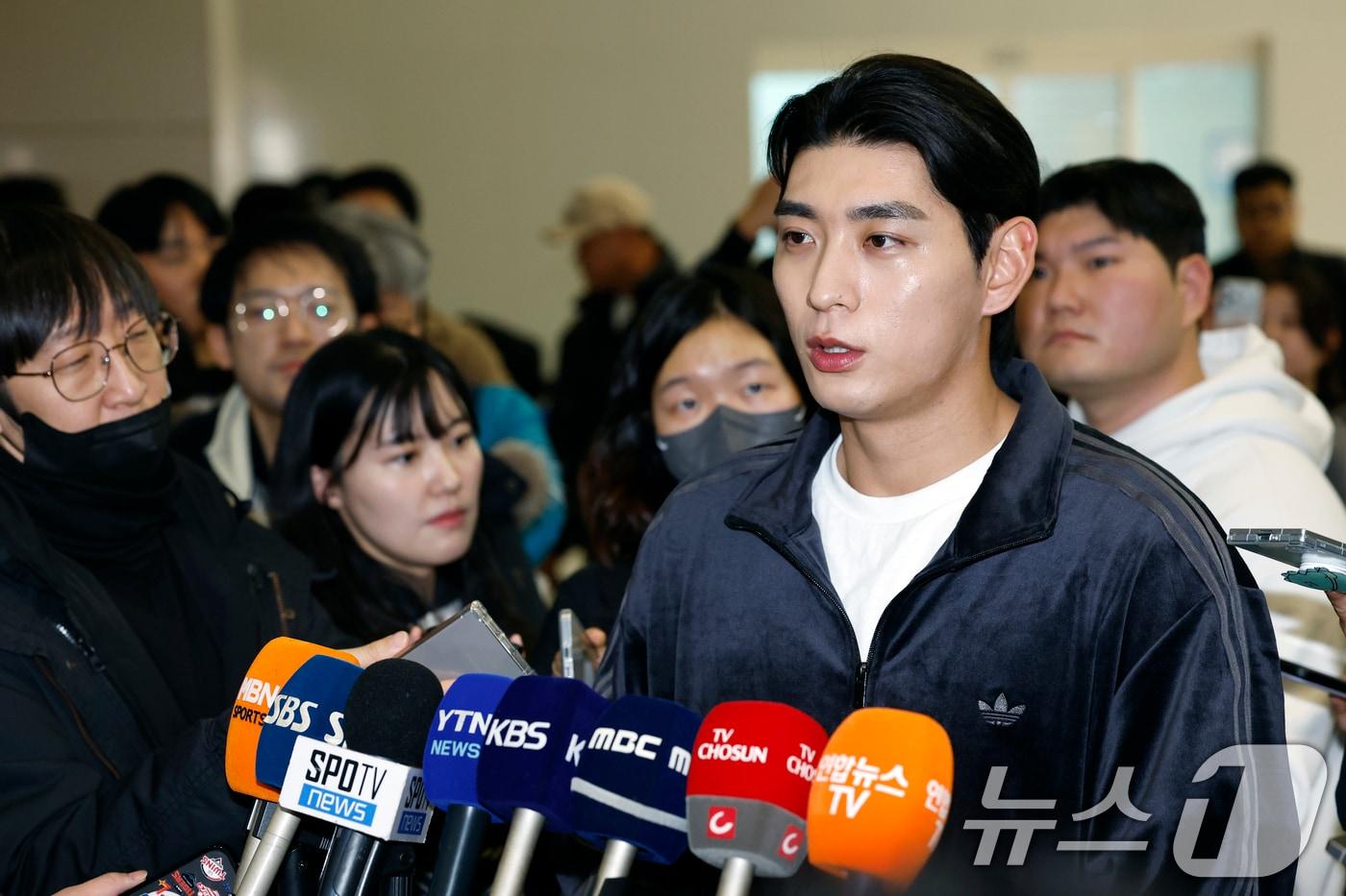 본문 이미지 - 메이저리그(MLB) 샌프란시스코 자이언츠에서 뛰는 이정후가 21일 오후 인천국제공항 2터미널에서 출국 전 인터뷰를 하고 있다. 올해 메이저리그(MLB) 세 번째 시즌을 맞이하는 이정후는 지난해에는 150경기에 출전해 타율 0.266, 8홈런, 55타점, 10도루, 73득점, OPS(출루율+장타율) 0.735의 성적을 냈다. 2026.1.21/뉴스1 ⓒ News1 박정호 기자