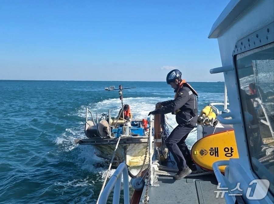 본문 이미지 - 21일 오후 1시 38분경 울산 울주군 나사항 인근 해상에서 어선 A호(1.64t)의 선미 일부가 침수돼 해경이 구조하고 있다.(울산해경 제공. 재판매 및 DB금지)/뉴스1