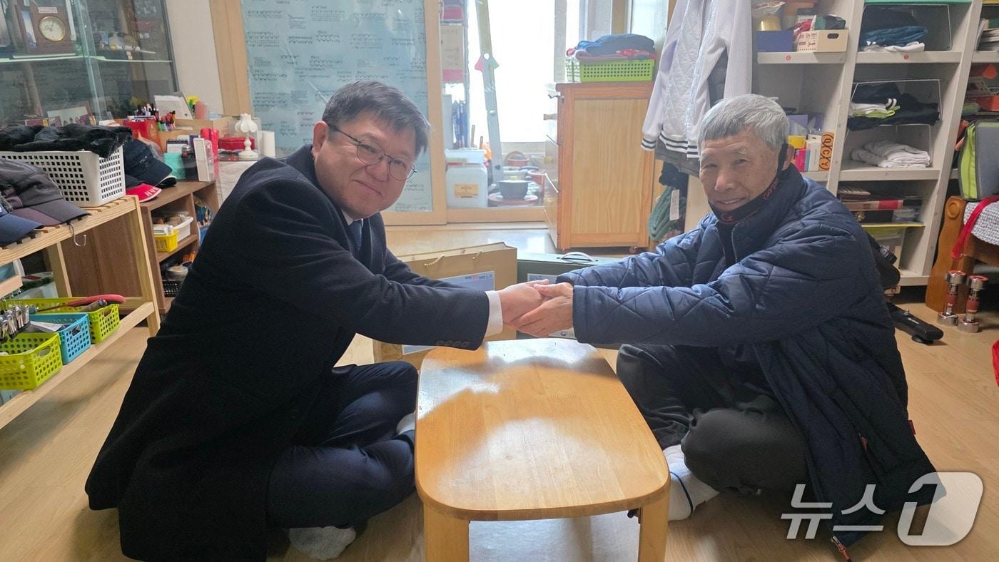 본문 이미지 - 강원서부보훈지청, 취약계층 국가유공자 자택 찾아 현장점검 및 위문 진행.(강원서부보훈지청 제공, 재판매 및 DB금지)