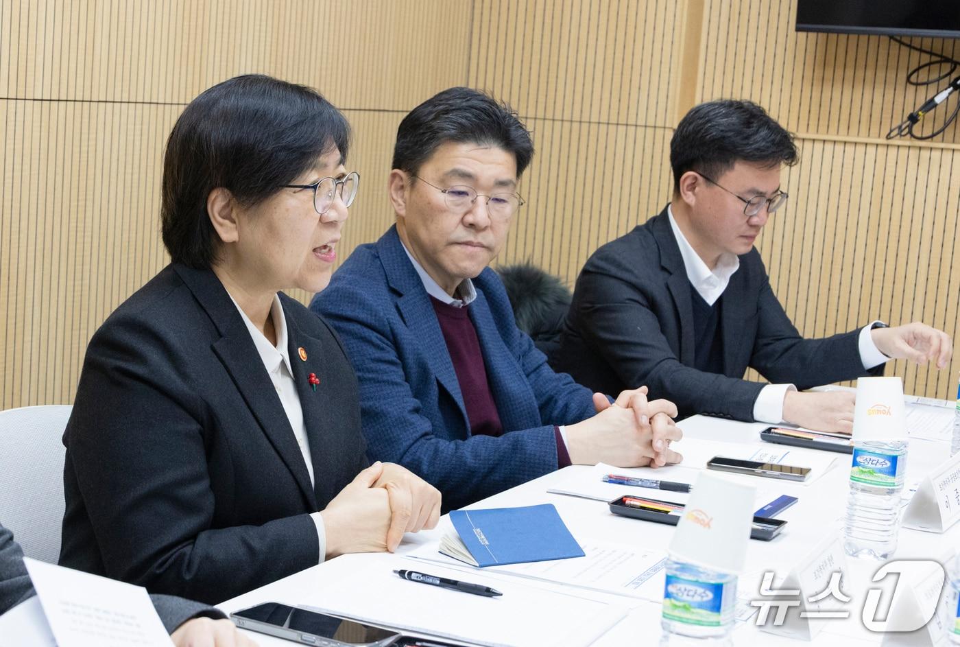 본문 이미지 - 보건복지부는 정은경 장관이 21일 오후 4시 30분 서울 중구의 서울스퀘어에서 의료취약지병원협회와 간담회를 개최하며 의료취약지 지원정책 현황을 점검하는 한편 취약지병원 활성화를 위한 제도개선 방안을 논의했다고 밝혔다.(보건복지부 제공)