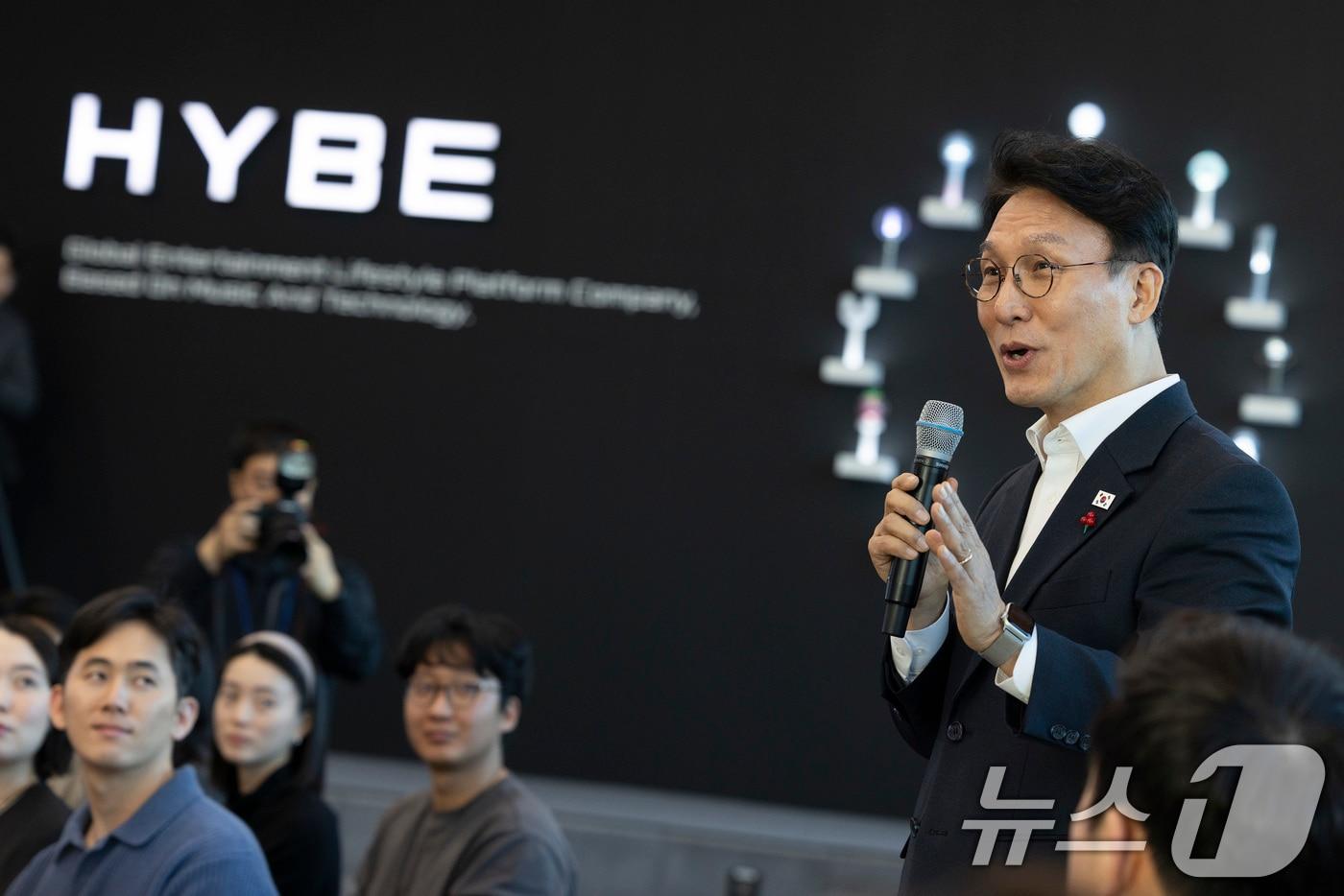 본문 이미지 - 김민석 국무총리가 21일 오후 문화컨텐츠 현장방문의 일정으로 용산구 하이브를 방문 청년종사자 타운홀 미팅을 하고 있다. 2026.1.21/뉴스1 ⓒ News1 청사사진기자단