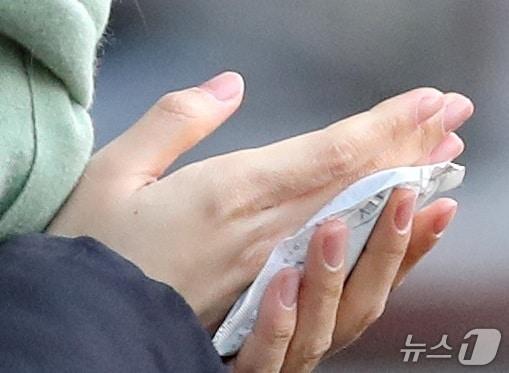 본문 이미지 - 전국 대부분의 지역에 한파특보가 내려진 가운데 한 시민이 핫팩으로 손을 녹이고 있다. /뉴스1