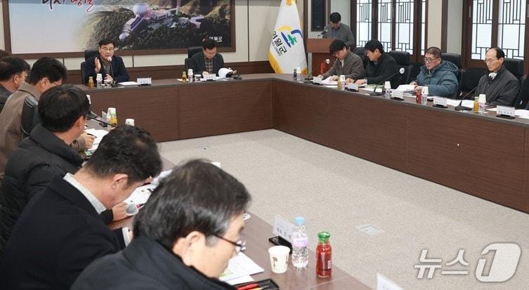 본문 이미지 - 강원 영월군이 지난 20일 군청에서 지역 13개 설계용역 업체 관계자들과 '영월사랑 실천운동 설계용역 업체 간담회'를 가졌다. (영월군 제공. 재판매 및 DB금지) 2026.1.21/뉴스1