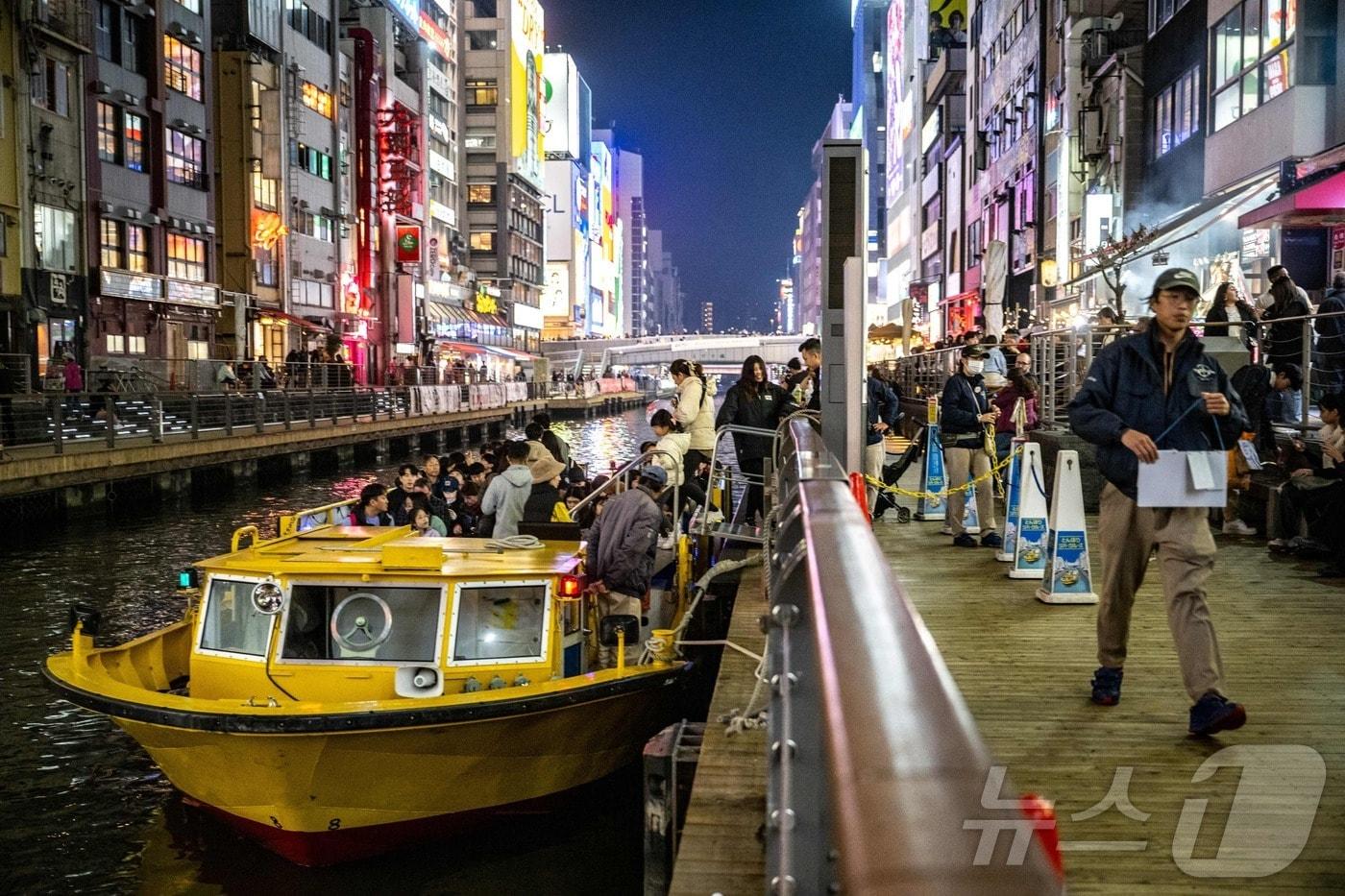 본문 이미지 - 일본을 방문한 관광객들 <자료사진> ⓒ AFP=뉴스1