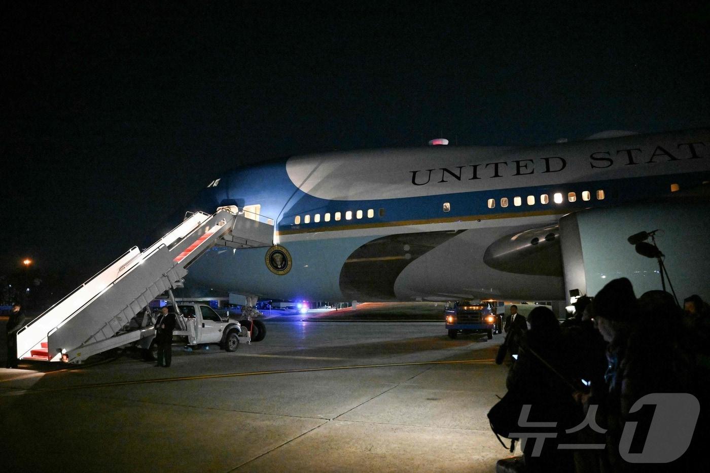 본문 이미지 - 20일(현지시간) 미국 메릴랜드의 앤드루스 합동기지 활주로에 에어포스원이 착륙했다. 도널드 트럼프 미국 대통령을 태우고 스위스로 출발한 직후 ‘경미한 전기 문제’가 발생해 기지로 되돌아온 상황이다. 2026.01.10.<자료사진>ⓒ AFP=뉴스1