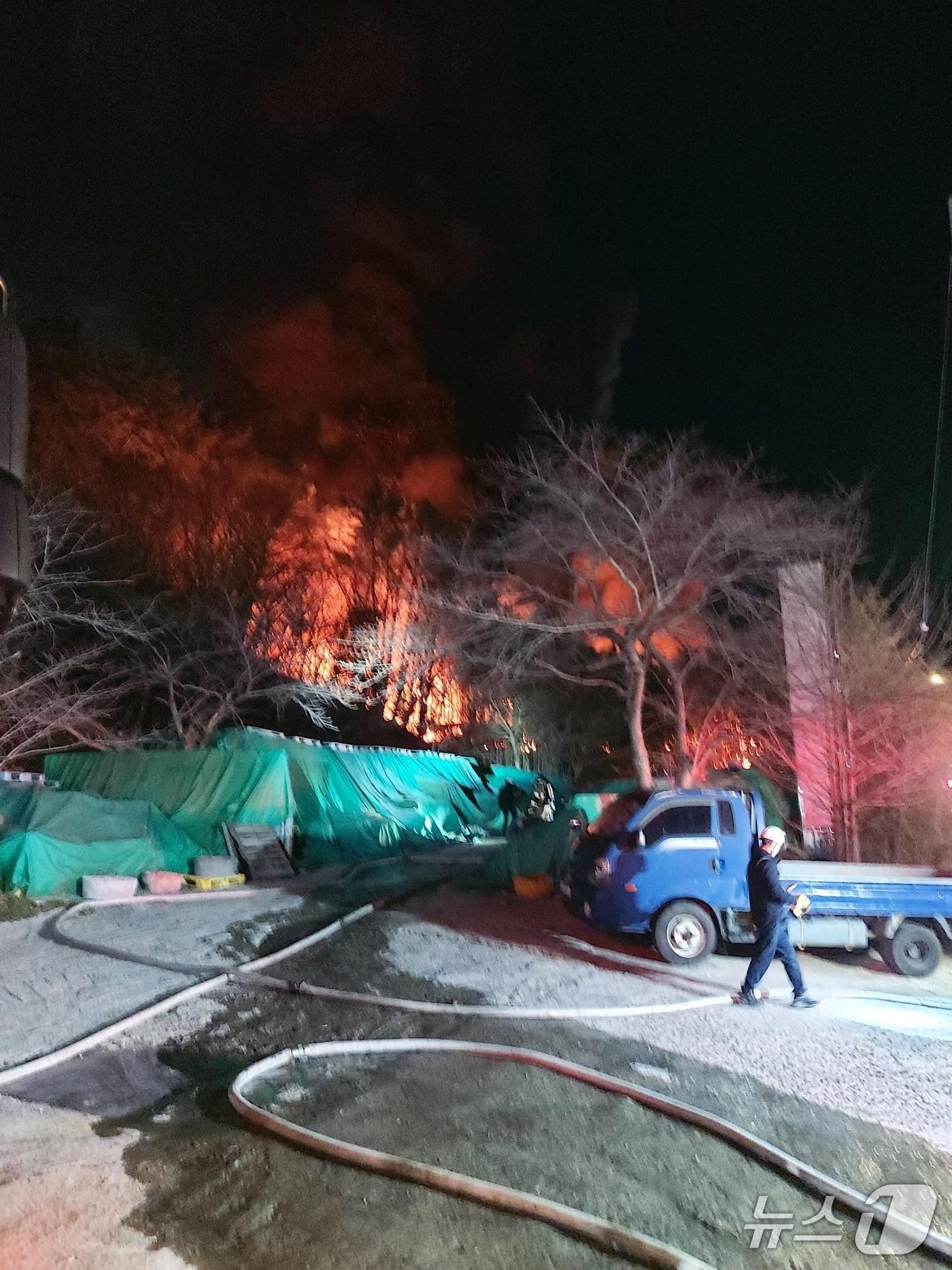 본문 이미지 - 21일 오후 7시 45분쯤 부산 기장군 기장읍 청강리의 한 공장에서 불이나 인근 야산으로 번졌다. 사진은 화재 현장 모습.(산림청 제공. 재판매 및 DB금지)