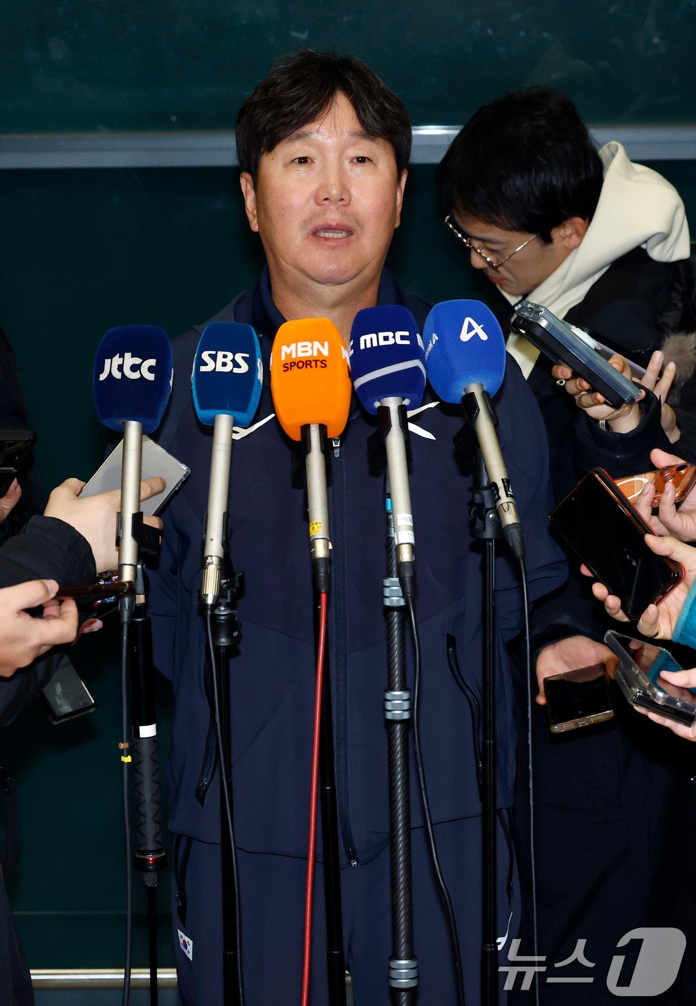 본문 이미지 - 대한민국 야구대표팀 류지현 감독이 사이판 전지훈련을 마치고 21일 오후 인천국제공항을 통해 귀국해 취재진과 인터뷰를 하고 있다. 2026.1.21/뉴스1 ⓒ News1 박정호 기자