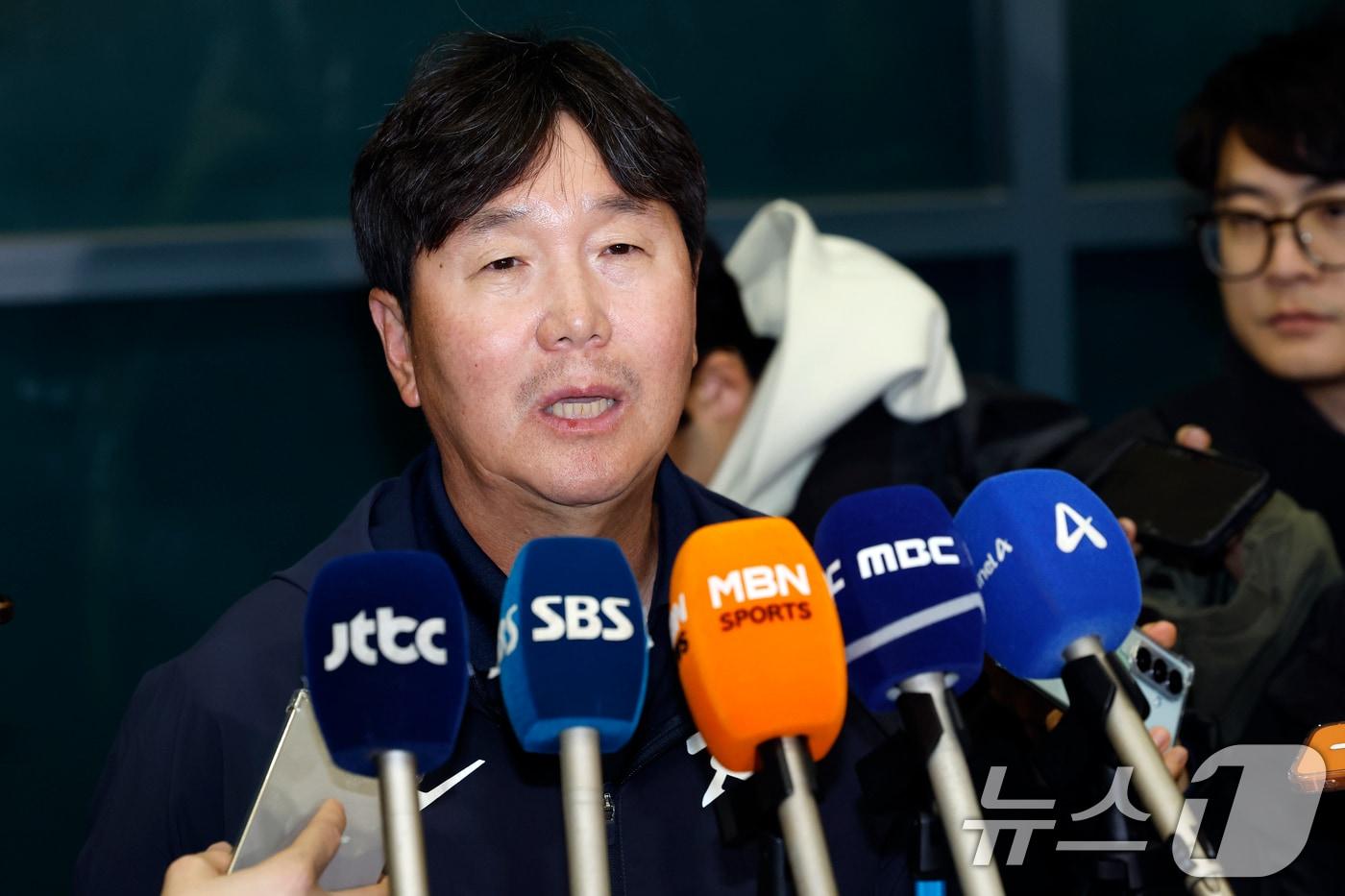 본문 이미지 - 대한민국 야구대표팀 류지현 감독이 사이판 전지훈련을 마치고 21일 오후 인천국제공항을 통해 귀국해 취재진과 인터뷰를 하고 있다. 2026.1.21/뉴스1 ⓒ News1 박정호 기자