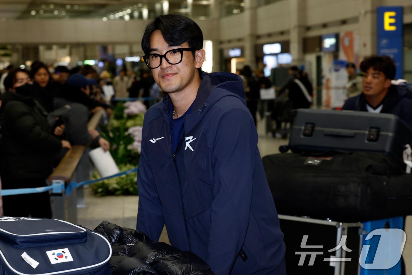 본문 이미지 - 대한민국 야구대표팀 고영표가 사이판 전지훈련을 마치고 21일 오후 인천국제공항을 통해 귀국하고 있다. 2026.1.21 ⓒ 뉴스1 박정호 기자