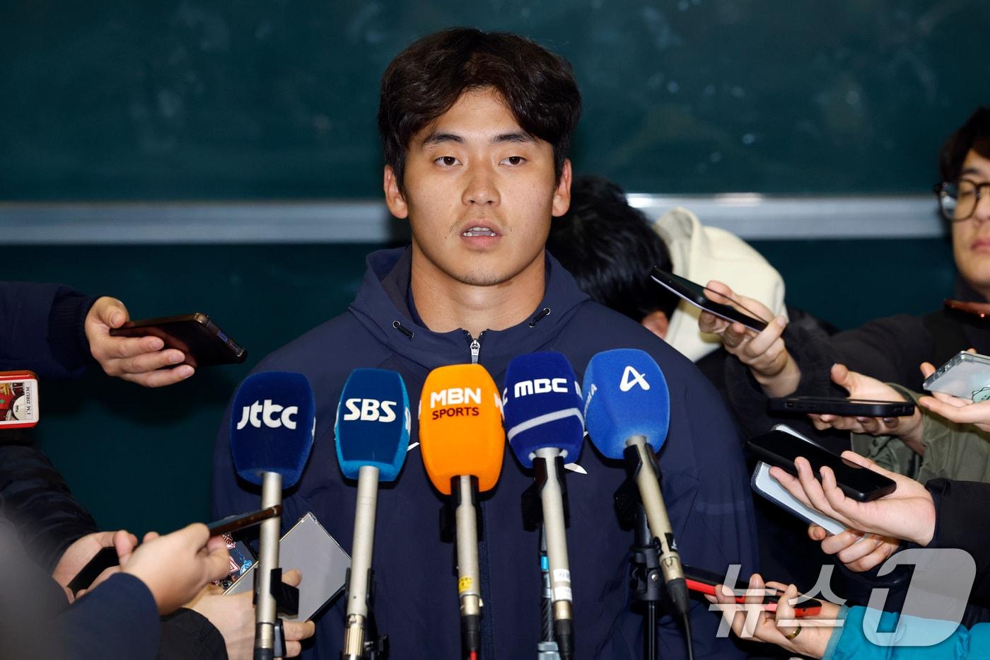 본문 이미지 - 대한민국 야구대표팀 박영현이 사이판 전지훈련을 마치고 21일 오후 인천국제공항을 통해 귀국해 취재진과 인터뷰를 하고 있다. 2026.1.21/뉴스1 ⓒ News1 박정호 기자