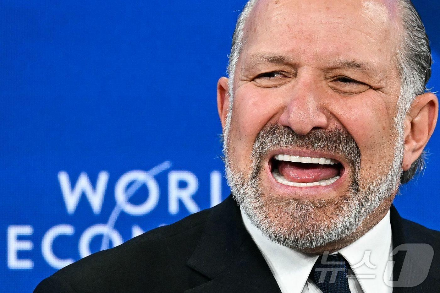 본문 이미지 - 미국 상무장관 하워드 러트닉이 2026년 1월 20일 다보스에서 열린 세계경제포럼(WEF) 연차총회에서 연설하고 있다. ⓒ AFP=뉴스1