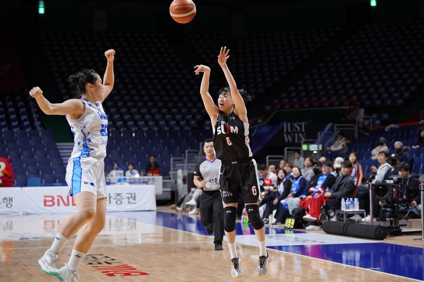 본문 이미지 - 여자농구 BNK 이소희가 21일 우리은행과 경기에서 슛을 쏘고 있다.(WKBL 제공)