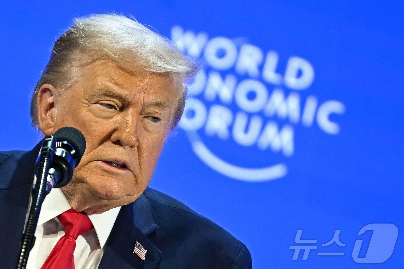 본문 이미지 - 도널드 트럼프 미국 대통령이 21일(현지시간) 스위스 다보스에서 열린 세계경제포럼(WEF)에서 연설하고 있다. ⓒ AFP=뉴스1 ⓒ News1 황기선 기자