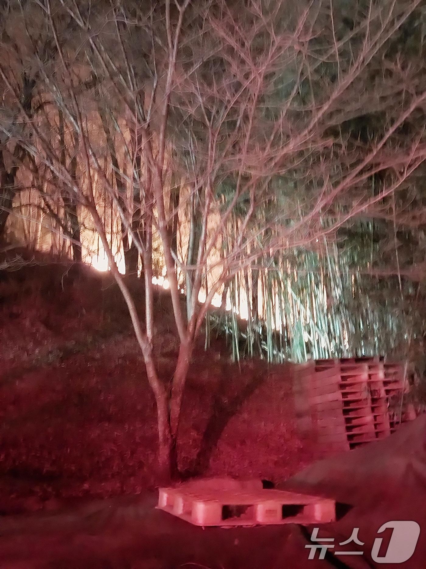 본문 이미지 - 21일 오후 부산 기장군 기장읍 청강리의 한 공장에서 불이 나 인근 야산으로 번져 산불이 확대되고 있다. (산림청 제공. 재판매 및 DB 금지) 2026.1.21/뉴스1 ⓒ News1 