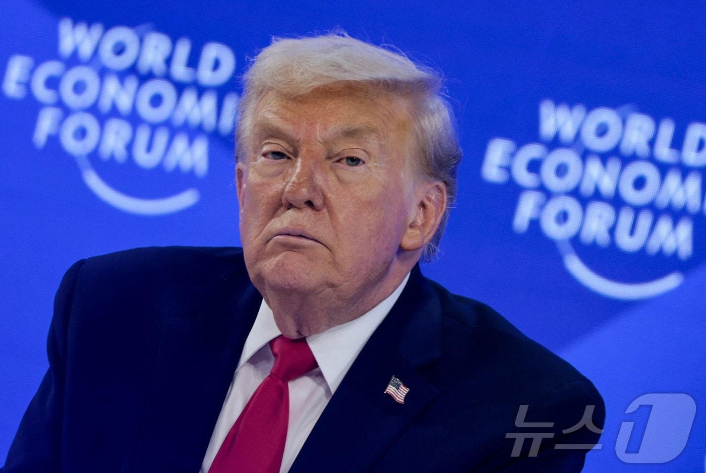 본문 이미지 - 21일(현지시간) 도널드 트럼프 미국 대통령이 스위스 다보스에서 열린 세계경제포럼(WEF) 연례총회(다보스포럼)에 참석해 뵈르게 브렌데 WEF 최고경영자(CEO)와 대담을 하고 있다. 2026.01.21 ⓒ 로이터=뉴스1 ⓒ News1 김지완 기자