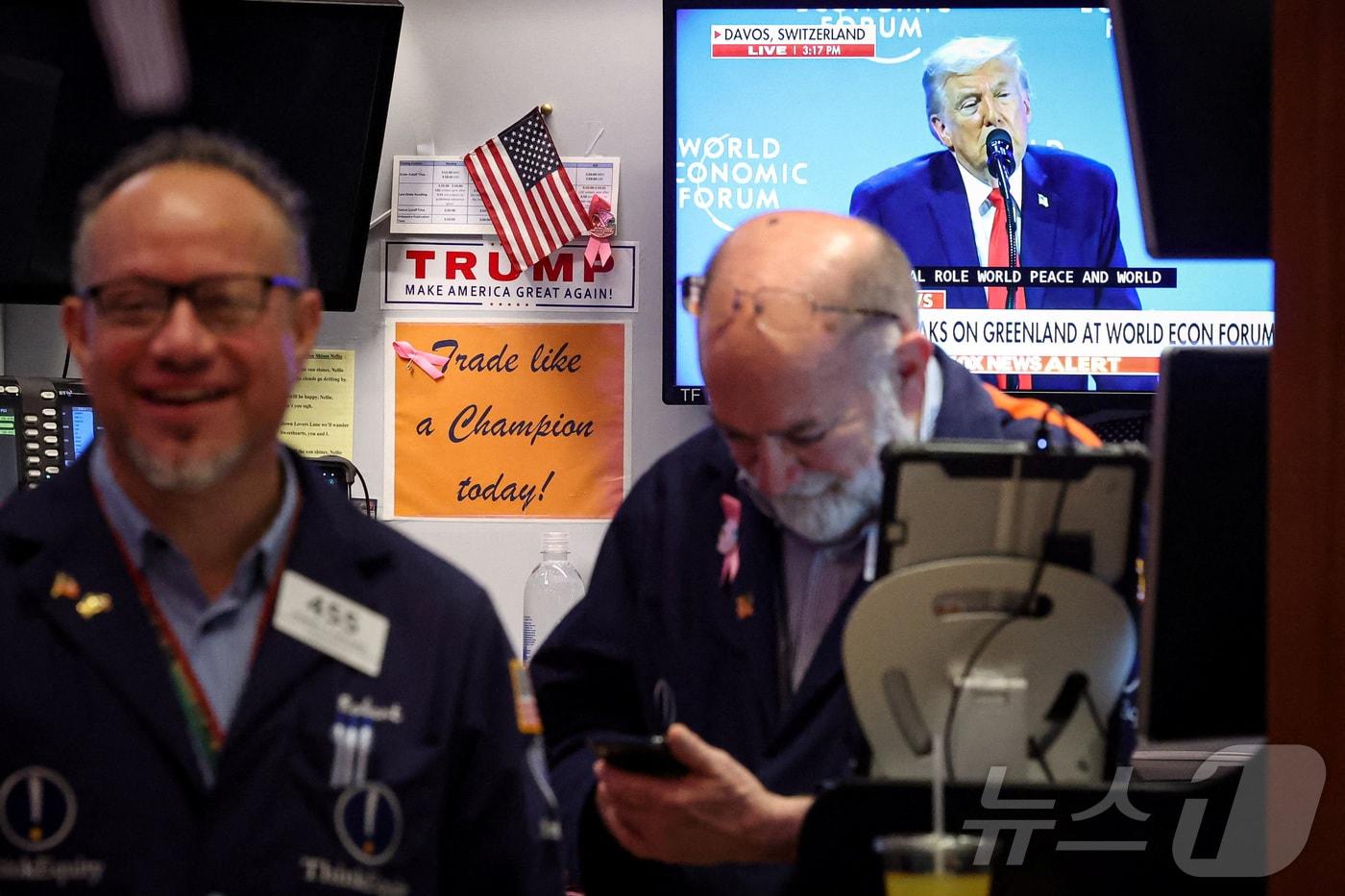 본문 이미지 - 뉴욕증권거래소 트레이더들 ⓒ 로이터=뉴스1