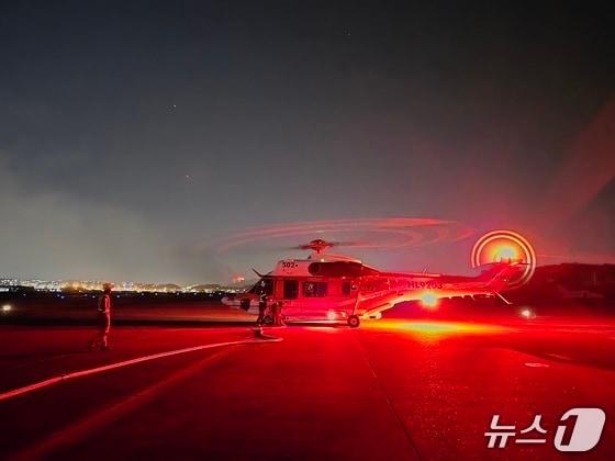 본문 이미지 - 지난 2025년 4월 대구 함지산 야간산불에 투입된 수리온 헬기. (산림청 제공.재판매 및 DB금지)/뉴스1